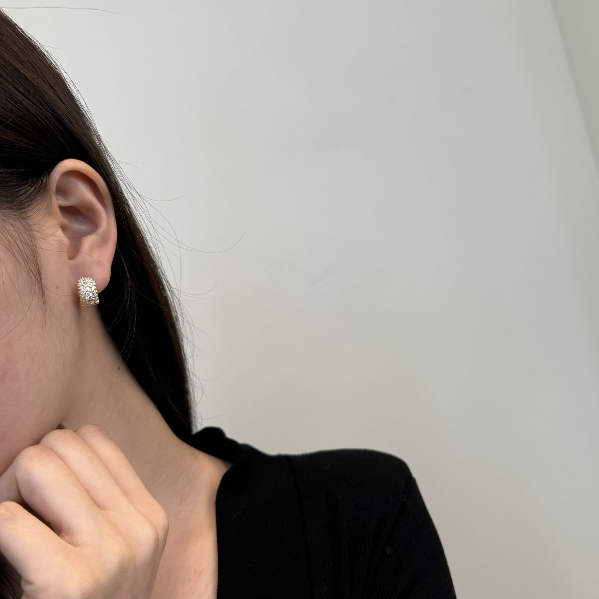 Anne Pavé Hoops Quiet Luxury. Radiant Confidence.
