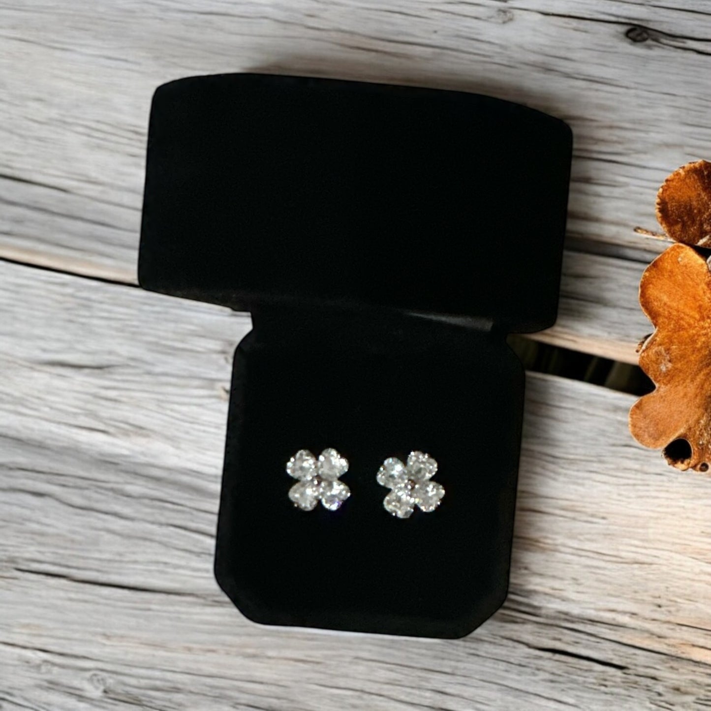 AviLuxxe Floral Stud Earrings