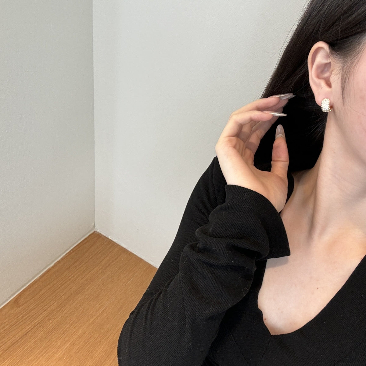 Anne Pavé Hoops Quiet Luxury. Radiant Confidence.