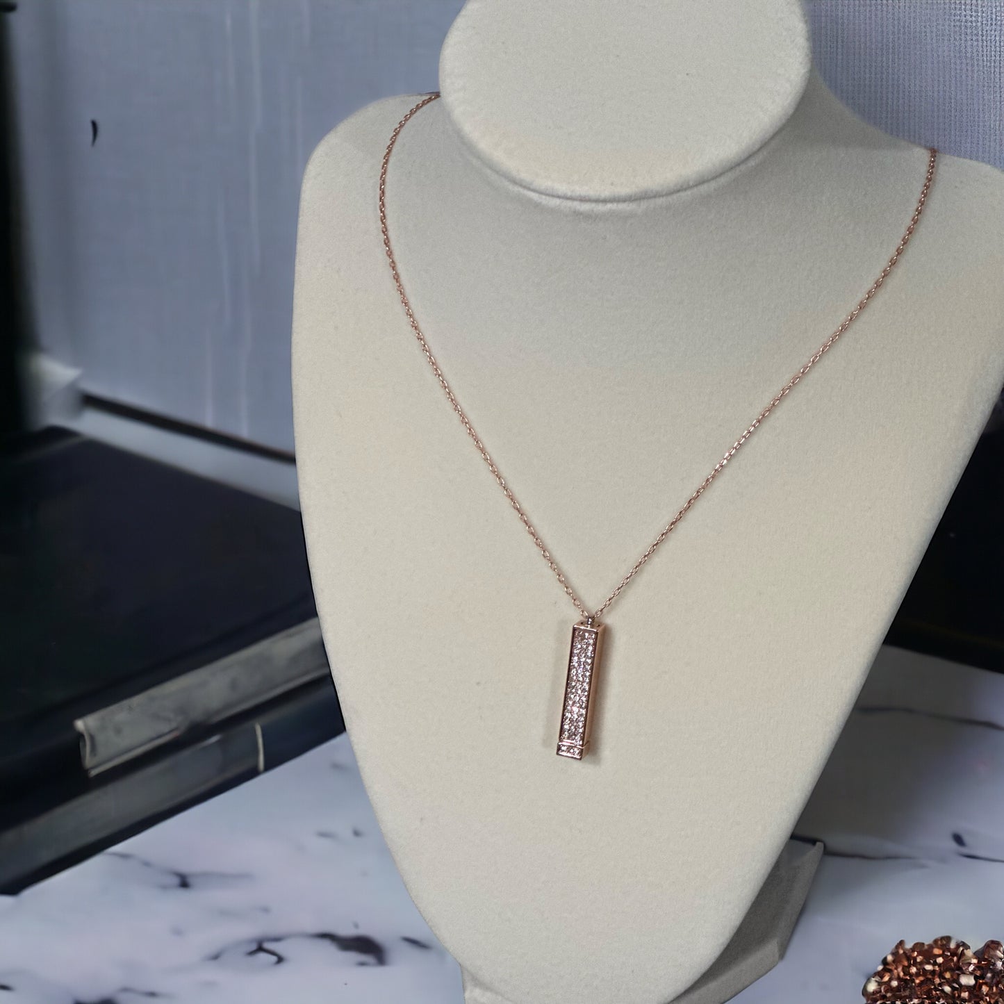 Pull out bar necklace